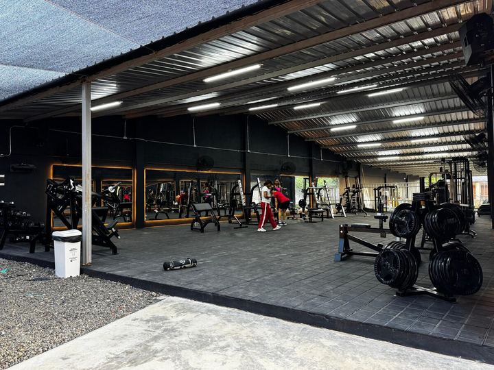 Área de pesas del Gimnasio La Roca
