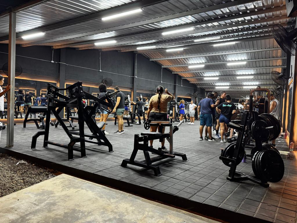 Comunidad del Gimnasio La Roca entrenando en hora pico