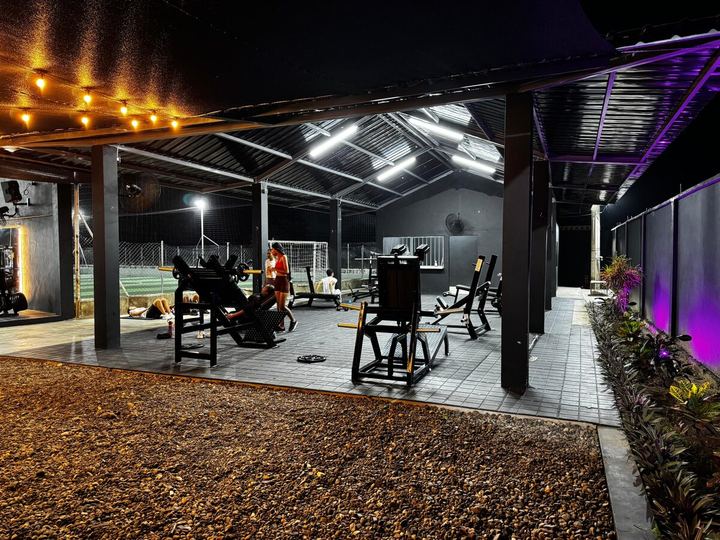 Zona exterior del Gimnasio La Roca, entrenamiento al aire libre